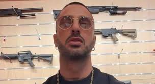 Corona è indecente» ma tutti lo vogliono in tv. E dopo L'Isola è ospite di  punta della D'Urso