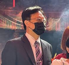 卓伯源（1965年3月27日 － ），中華民國（臺灣） 政治人物，生於彰化縣 田中鎮，中國國民黨籍，曾任彰化縣議員、彰化縣副縣長、靜宜大學兼任講師、立法委員、彰化縣縣長，現任台大國發所博士生、大葉大學 通識 榮譽 講座教授，卸任縣長後，隨即回鍋參與立委補選，但落選，2021年7月，宣布參. æ²'è·Ÿè'—å°ç¶ èµ°æ±Ÿå•Ÿè‡£ æœ‰ä¸­è¯æ°'åœ‹æ†²æ³•æ‰æœ‰ ä¹äºŒå…±è­˜ è¦èž Nownewsä»Šæ—¥æ–°èž