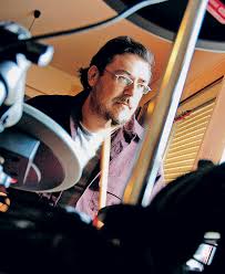 Μετακόμισε στην αθήνα σε μικρή ηλικία, ενώ όταν ήταν 10 ετών . Layrenths Maxairitsas Den Exw Ftia3ei Ton Oyrano Me T Astra H Ka8hmerinh