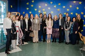 Η πρόεδρος του σωματείου «ελπιδα σύλλογος φίλων παιδιών με καρκίνο» κυρία μαριάννα β.βαρδινογιάννη υποδέχτηκε, μαζί με τα παιδιά στο προαύλιο της ογκολογικής μονάδας, τον αϊ βασίλη ο οποίος κατέφθασε από το μακρινό. H Ariana Rockefeller Sthn Ogkologikh Monada Paidwn Marianna B Bardinogiannh Elpida Elpida