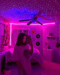 Grunge is a darker, edgier style that is usually depicted these days with glitches, vinyl records, cigarettes, neon lights, and the color black (which has absolutely nothing to do with the original grunge). Grunge Room Diy Hailey Hailey Neon Bedroom Neon Room Aesthetic Bedroom