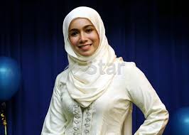 Nadia amira othman ialah seorang penyanyi, pengacara televisyen dan pelakon wanita malaysia. Hajat Nak Kahwin Umur 27 Tahun Amira Othman Nak Ada Kekasih Tahun Depan Hiburan Mstar