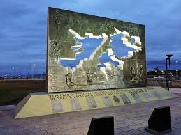 El secretario de malvinas, antártida y atlántico sur aclaró que el submarino nuclear de eeuu no navegó aguas del mar argentino, aunque expresó su. Plaza Islas Malvinas 4 Picture Of Plaza Malvinas Ushuaia Tripadvisor