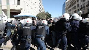 Με επτά (7) έτη υπηρεσίας, καθηλωμένος με το ισχύον σύστημα στο στ βαθμό και μισθολογικό κλιμάκιο στ0 (1.092 €) στο νέο σύστημα θα καταταγεί στο μισθολογικό κλιμάκιο που. Epeisodia Foithtwn Astynomikwn Se Sygkentrwsh Aristerwn Parata3ewn Sta Propylaia