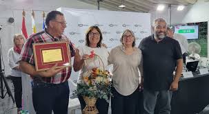 Junta Canelones على X: " La alcaldesa del Municipio de La Floresta Nancy  Poli y el presidente de la Junta Diego Núñez entregan presentes a  referentes de la comunidad. -- 90 aniversario Santa Lucía del Este --  #ParlamentoDeCanelones https://t.co ...