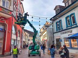 Bereits einen tag nach einem starken gewitter am sonntagabend fielen erneut sintflutartiger regen und hagel. In Der Lorracher Innenstadt Hangt Eine Neue Weihnachtsbeleuchtung Lorrach Badische Zeitung