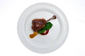 Per la ricetta del confit d'anatra, staccate all'anatra il petto con tutta la pelle, quindi spennatelo: Coscia D Anatra Arrosto Con Petto Scottato Salsa Di Lamponi E Foie Gras Riccardo Benvenuti