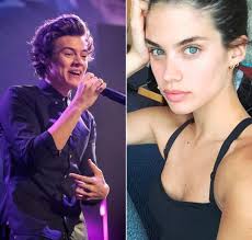 The one direction star was photographed cuddling up to sara sampaio, 23, before the pair. Harry Styles Do One Direction E Flagrado Com Modelo Portuguesa Sara Sampaio Entretenimento R7 Pop