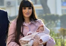 Cei doi au împreună o fetiță și un băiat, iar micuții sunt cei elena băsescu reuşeşte aşa să aibă o familie minunată, se ocupă întotdeauna de alimentaţia, de educaţia şi viitorul copiilor. BÄƒsescu S A Mai Ales Cu Un Nepot Eba A Adus Pe Lume Un BÄƒieÈ›el Recentnews Ro