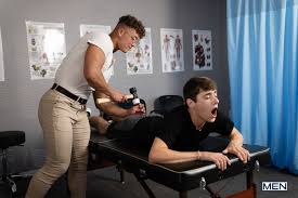 El quiropráctico Felix Fox alivia la tensión y más para Joey Mills