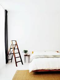 Das bett sollte möglichst mit dem kopfende an einer festen wand stehen oder zumindest ein kopfteil aus holz haben. Feng Shui Schlafzimmer 8 Einfache Tipps Tricks Stylight