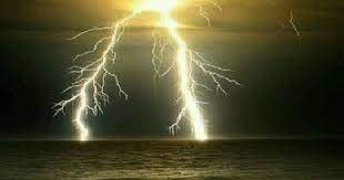 بعض الوعود كبعض الغيوم قوي الرعود شحيح المطر