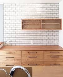 oguma llcさんはinstagramを利用しています 滋賀県のお宅の食器棚 木材は栗 栗は使い込むほどに深い色味になります 吊り戸棚の引き戸はガラス 壁面には白いタイルを キッチンのポイントにもなり 明るくなります コンセントの 家具のレイアウト