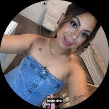 Accent wall decor ideas to complement molding