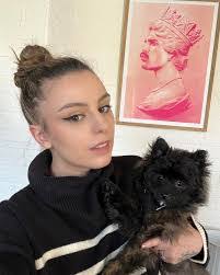 Ronna Steele's Instagram, Twitter & Facebook