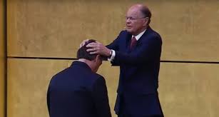 Edir macedo ensinando pastores a pedir dinheiro. Edir Macedo Barrado Por Collor Aliado De Lula Afagado Por Bolsonaro Epoca