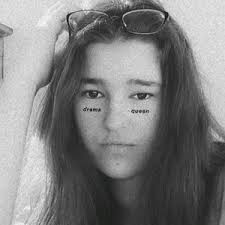 Henrietta Tóth (@_.heenii._)