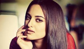 Whohas most beautiful long painted nails in world : Sonakshi Sinha Enters Guinness World Record For Nail Painting India Com