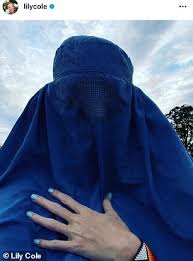 Afghanistan national police provide security during a humanitarian assistance mission at a burqa clad women bying at a market.jpg 1,024 × 683; Ea7vra9m96mmrm