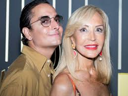 Personalidades de la vida artística, social y empresarial, en la fiesta del  verano