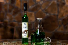 5 sarah nimmt einen schluck wein und lehnt sich an die bar. Legenden Mythen Georgischer Wein Trauben