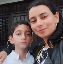 Las lecciones que duelen ❤️‍🩹 “Fuiste la forma más triste de aprender que  quien aparece en tu vida para despertarte no tiene por qué quedarse y  dormir a tu lado.” Libro: Despierta