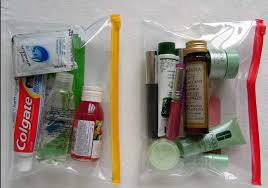 Nici în bagajul de mână, nici în cel de cală, nimeni nu are voie să transporte arme de foc, muniţie, explozibili sau jucării cu forma unor arme de foc, grenade, etc. Bagajele De ManÄƒ Ce Pot È™i Trebuie SÄƒ Iau In Avion Calatorii Independente