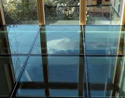Une maison avec des sols et plafonds en verre. Plancher Verre Pour Mezzanines D Immeuble De Bureaux