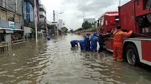 Penduduk melintasi banjir di jalan daan mogot jakarta, 2 januari 2020. Banjir Hari Ini Di Grogol Akses Jalan Latumenten Terputus Metro Tempo Co