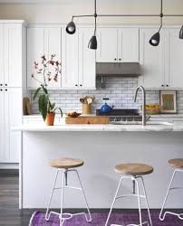 Tanto si buscas taburetes altos para la barra del bar, para mesas altas en cafeterías o simplemente para la barra de tu cocina, en hosdecora. Cocina Americana 2021 2020 De 70 Fotos Decoraideas