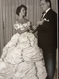 Liz Taylor 1949 Oscars Saw This Photo In Hello Magazine Love This Dress Elizabeth Taylor Jewelry Elizabeth Taylor Elizabeth Taylor Style