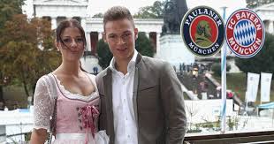 Joshua kimmich accepts the uefa defender of the year award for the 2019/20 season after winning the treble with bayern munich.a fantastic player and a. Kimmich Verpasste Die Feierlichkeiten Wohl Wegen Der Schwangerschaft Seiner Freundin Tribuna Com