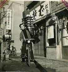どんだけ積んだの昭和の蕎麦屋の出前持ち そば うどん 朝日屋 二代目朝日屋三郎 昭和初期の蕎麦屋の出前持ち さて 昭和４０年に越谷市に越してきた当店ですが 前身となる店は東京都中央区西八丁堀に有りました 松屋 です その頃の写真を見返していると 就職