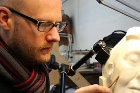 Barrie Gower recreando al clicker para la serie de HBO