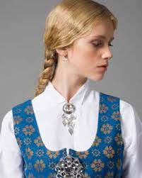 TRØNDERSKE BUNADER. SYDD FOR Å VARE I GENERASJONER.