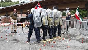 Lørdag fra klokken 13.00 til 15.00 skal den islamfiendtlige organisasjonen sian demonstrere i sandvika i bærum. Demonstranter Som Bombarderte Sian Markering Fikk Uniformert Politi Pa Dora Og 12 000 I Bot Document
