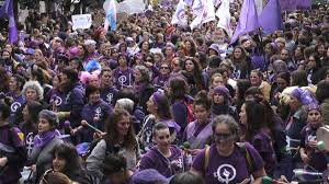 El color morado es el símbolo feminista del día internacional de la mujer, donde se remonta a principios del siglo xx, esto fue en estado unidos cuando las. Verin Se Viste De Morado En Una Multitudinaria Manifestacion Feminista