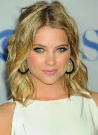 Make Up For Blondes With Fair Completion And Green Eyes Wavy Bob Pink Lip Blonde Hair Green Eyes Wedding Hair And Makeup Green Hair
