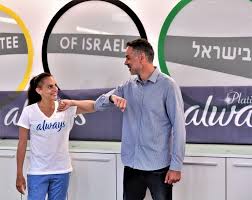 אשרם המשרתת באגף התקשוב בלוטם, קיבלה גם העלאה בדרגה לרבט, בעקבות הזכיות המכובדות שהביאה לישראל. ×¤×¨×–× ×˜×•×¨×™×ª ×œ×ž×•×ª×' × ×©×™× ×'×¢×•×œ× Always ×ž×•×§×¡×™× ×™