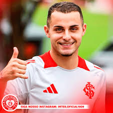 Bruno Gomes pode jogar nas duas funções bem. Jogou muito bem de lateral.  Mas jogou toda vida no meio. Dependendo do momento, vamos pensar como  utilizá-lo da melhor maneira" 🎙Emiliano Díaz