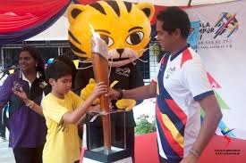 Obor dibawa jelajah beberapa daerah, bermula dari dataran sungai melaka 8 pagi tadi. Larian Obor Sukan Sea Yakeb
