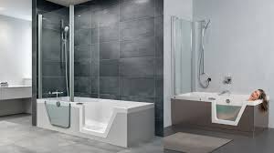 Im einen teil können sie normal duschen und im anschliessenden bereich auch baden. Produktschau Liegebadewannen Sitzbadewannen Und Duschbadewannen Mit Tur Online Wohn Beratung De