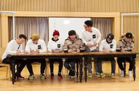 Dikutip dari soompi.com, dalam episode tersebut, lee kwang soo membacakan surat perpisahan dari para member ditabrak mobil, lee kwang soo dilarikan ke rumah sakit hingga harus jalani operasi! Running Man Cast Infiltrates Lee Kwang Soo S House Soompi