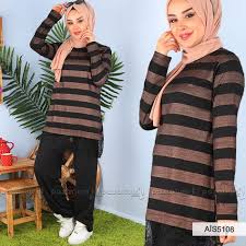 Bakir Renkli Tunigin Etek Ucu Dantel Detaylidir Tunik Simli Serit Desene Sahip Olup Cepsiz Ve Dugmesiz Modeldir Bol Kesim Olan Pan Moda Stilleri Moda Triko