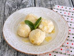 B, sale e pepe, pan grattato (va 100 gr). Canederli Al Formaggio Con Burro Fuso Salvia E Parmigiano