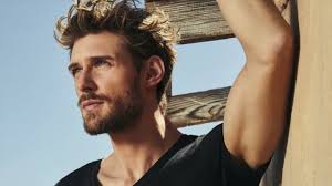 Booktrailer Conectados por Error de Tessa Cooper. Comedia romántica a fuego  lento.