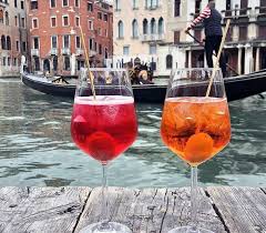 I locali storici dove assaporarne il gusto più autentico. Aperitivo A Venezia Con Lo Spritz 5 Modi Per Berlo Come Un Veneziano