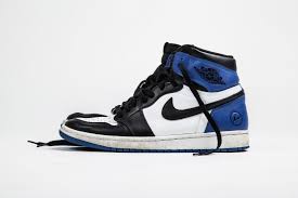 Beli produk sepatu & sandal pria hanya di tokodistributor Unlimited Dan Klasik Berikut Ini 10 Sneakers Air Jordan 1 Termahal Indonesia Tatler