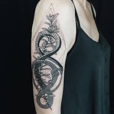 The dragon or snake eats its own body, an action that gives way to many interpretations, including opposition notions, like heaven and earth, good and evil, day and night, yin and yang. Ouroboros Geometric Tattoo Novocom Top