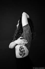 إن الحرف المخطط ليس كليا حرفا إنه بالأحرى شئ يتموضع بين الكتابة والموسيقى a photography project of arabic ta tattoos tattoo photography calligraphy tattoo